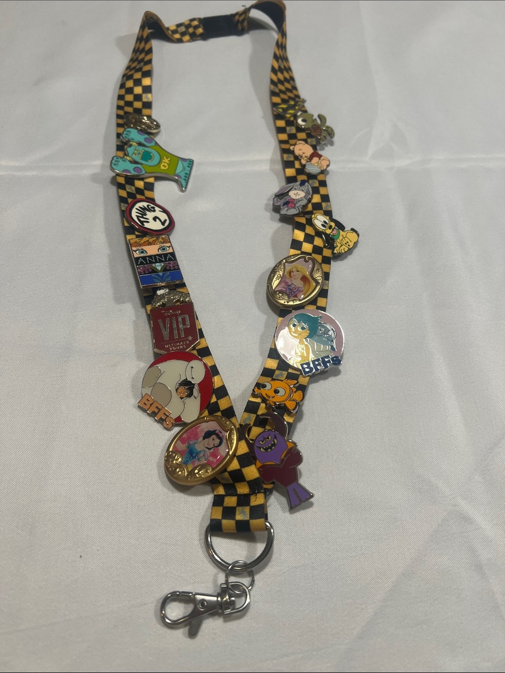 Checkered Universal Studios Harry Potter Lanyard with 16 Character Pins.